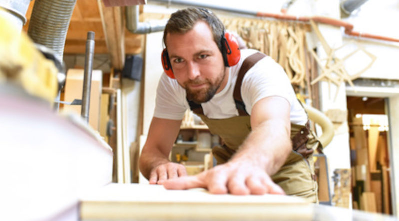Die Nachqualifizierung richtet sich an Fachhelfer/-innen im Bereich Holz oder ähnlicher Berufe, Berufsrückkehrer und Fachkräfte.